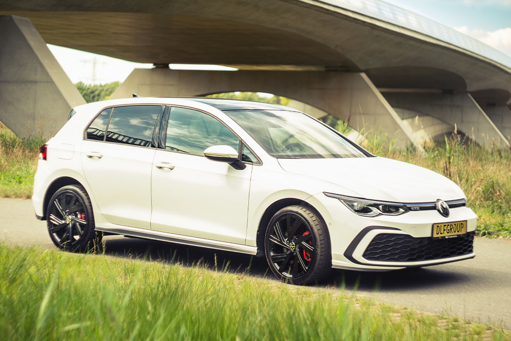 Witte Volkswagen Golf GTI klaar voor aircoservice in Valkenswaard