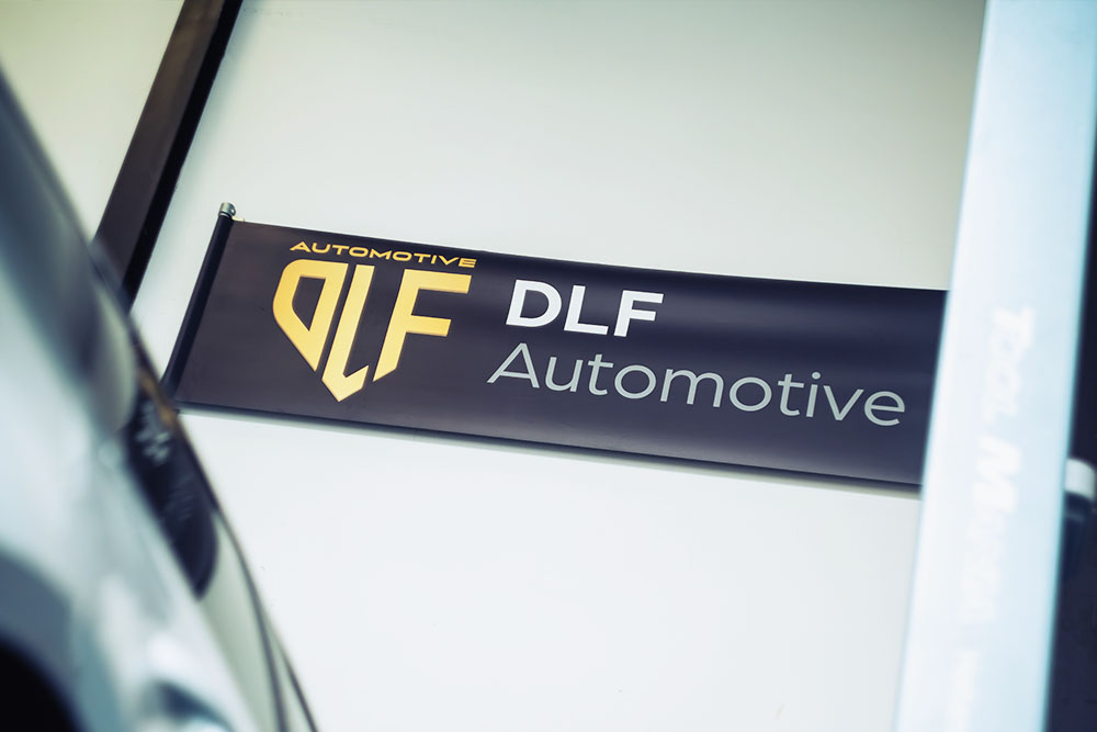 DLF Automotive banner in werkplaats Valkenswaard