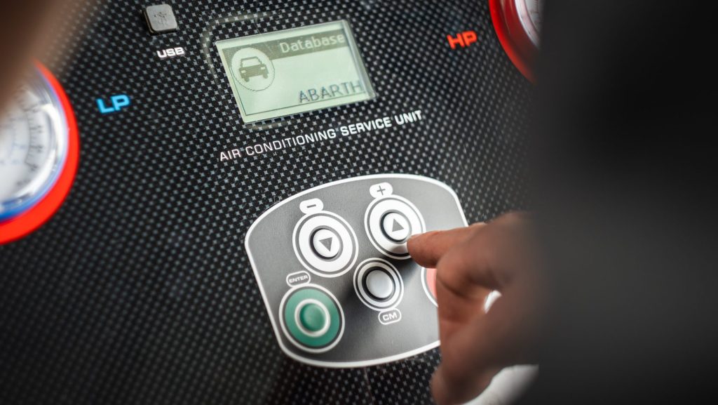 Aircoservice apparaat met display en bediening in gebruik