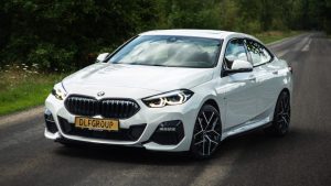 Witte BMW 218 Gran Coupé op landweg in Valkenswaard